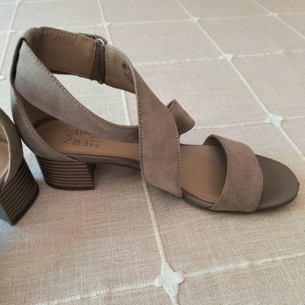 Naturalizer Tan Suede Summer Sandals Women's 8 - Picture 2 of 8